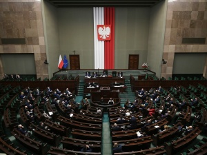 [NAJNOWSZY SONDAŻ] IPSOS: PiS na czele z niewielką przewagą, Hołownia dogania KO