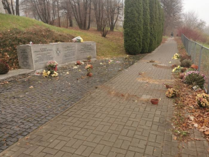 Zniszczone kwiaty i znicze przy pomniku Ofiar Katynia. Szokujący akt wandalizmu 