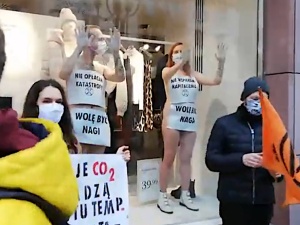 [video] Obwieszenie się tęczami nie pomogło. Półnagie kobiety przykleiły się do szyby sklepu H&M