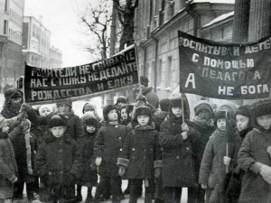 ZSRR 1929: Wychowuj dzieci z pomocą pedagoga, nie Boga. Nie organizuj Bożego narodzenia. Brzmi znajomo?