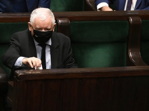[SONDAŻ] PiS z dużą przewagą. Hołownia goni Koalicję Obywatelską
