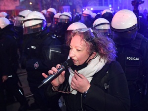 [video] Taka z was ku.wa policja. Lempart wrzeszczy i pluje na policjantów