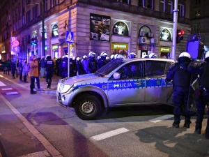 [video] Skandaliczne zachowanie protestujących na Strajku Kobiet. wskakiwali przed radiowozy