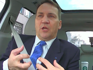 Oni są pier***nięci. Sikorski obraża