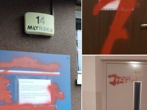 Tolerancja?. Piorunki i wulgaryzmy. Zdewastowane biuro posła PiS