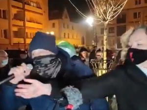 [video] Lempart zaprasza do zadawania pytań. Pada niewygodne pytanie. Fizyczny atak