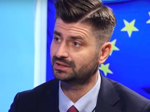 „Posłuszna prokuratura...”. Śmiszek żali się na decyzję ws. prezesa PiS