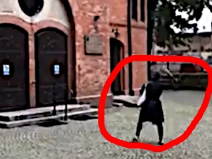 [video] Jesteśmy na wojnie. Z-ca dyrektora miejskiej galerii obrzuciła jajkami kościół. Teraz płacz, bo hejt