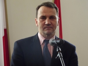 [Video] Polska Kaczyńskiego w Europie. Sikorski podał dalej na Twitterze żenujący wpis