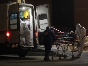 Znaczny spadek zakażeń w raporcie MZ. Liczba zgonów przekroczyła 20 tys.