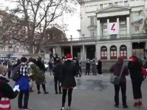 [video] Aborcję na żądanie ześlij nam Panie. Odrażające kolędowanie Strajku Kobiet w Poznaniu
