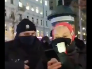 [video] Julka do policjanta: Jestem w trakcie performensu i spadaj