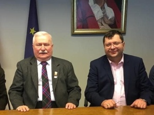 „Poznałem jego łzy”. Zbigniew Stonoga zadzwonił do Wałęsy