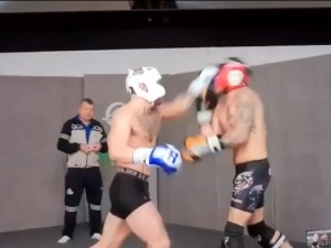 [VIDEO] Polak trenuje legendę UFC