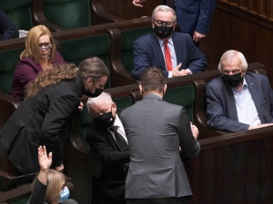 [Sondaż] PiS w górę. PO i ruch Hołowni tracą