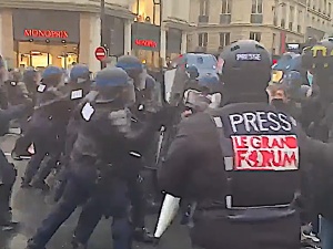 [video] W wielu miastach Francji demonstracje przeciwko ograniczeniu wolności obywatelskich