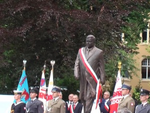 Plakaty z Jaruzelskim  i Strajkiem Kobiet na pomniku Lecha Kaczyńskiego