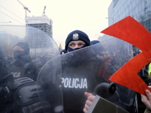 [video] Nielegalne zgromadzenie kieruje się ku domowi Kaczyńskiego? Gmyz: Homeopatyczne dawki demonstrantów
