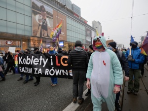 [Video] Aborcjoniści tańczą na ulicach i śpiewają: je*ać PiS. Internauci wściekli: Znowu koronaparty