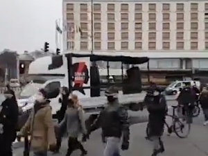 [video] Schody mają wypie.dalać! Dzicz na ulicach Warszawy pod Pomnikiem Ofiar Katastrofy Smoleńskiej