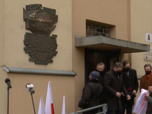 Człowiek rodzi się i żyje wolnym. Odsłonięto pamiątkową tablicę na terenie Muzeum Żołnierzy Wyklętych i Więźniów Politycznych PRL
