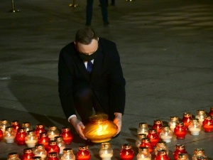 [Fotorelacja Tomasza Gutrego] Prezydent stawia znicz przy Krzyżu Papieskim w rocznicę 13 XII