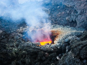  [Video] Przebudził się wulkan Etna. Fontanny lawy i kłęby dymu  