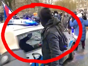 [video] Gdyby to byli narodowcy bylibyście u nich o 6.00 rano. Lewaccy bojówkarze poniżają policjantów