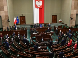 Zaskakujący sondaż. KO zrównała się z PiS? Internauci zwracają uwagę na kilka szczegółów