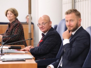 „Przeciągnąć na swoją stronę kilku posłów PiS”. Wicemarszałek Senatu postuluje o „rząd techniczny”