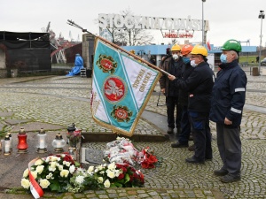 [FOTO] Gdańsk: Obchody Grudnia '70. Zapalenie zniczy i złożenie wieńców pod Pomnikiem Poległych Stoczniowców