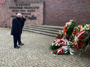 [FOTORELACJA] Uroczystości w 39. rocznicę pacyfikacji Wujka. Szef „Solidarności” Piotr Duda złożył kwiaty