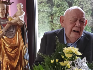 Jerzy Urban z figurą Matki Boskiej. Udaje pogrzeb