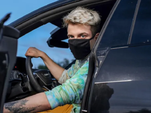 „Damski bokser i oszust”. Ma milion fanów i kłopoty. Afera na polskim youtube