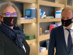 Dołączył do płaskoziemców i foliarzy”. Dziennikarz o Tusku