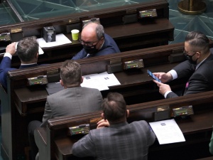 Poseł Lewicy narzekał na zarobki. Czarzasty powiedział, co o tym myśli
