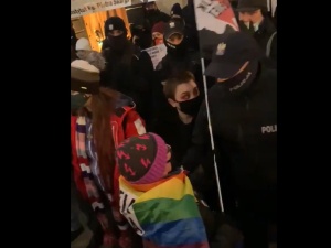 [video] Koronawirus. Aktywistka Strajku Kobiet opluła policjanta