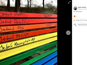 Je.ać Kaczyńskiego. Postawili tęczowe ławki. Długo się nie cieszyli