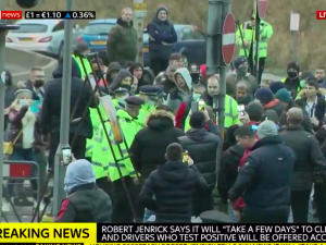 [Video] Gorąco w Dover! Doszło do przepychanek kierowców z policjantami 