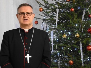 Bp Śmigiel: Małżeństwo nie jest magicznym zaklęciem, ale zaproszeniem Boga do wspólnej drogi