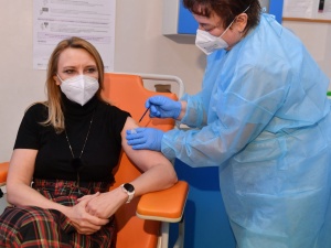 Prof. Piekarska: Szczepionka przeciw COVID-19 być może najbezpieczniejsza w historii