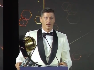 Robert Lewandowski z kolejną nagrodą piłkarza roku! Wzruszające przemówienie Polaka. Mówił o zmarłym ojcu