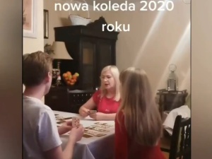 [video] Chore. Je.ać PiS. Dorosła kobieta śpiewa kolędę z dziećmi przy świątecznym stole?