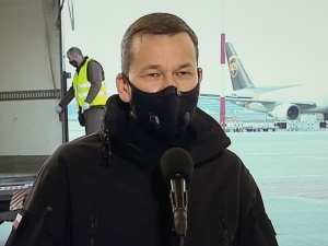 Przyjechało do Polski 300 tys. dawek szczepionek. Premier: Zaufajmy nauce i medycynie