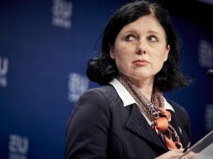 Jourova straszy: Komisja Europejska zajmie się Polską i Węgrami