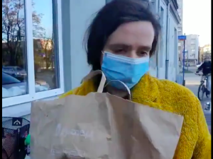 [WIDEO] Jachira w jadłodzielni. Zostawiła ogórki i kapustę… zabrała pomidory i jabłka. „Po co zabierasz potrzebującym?”
