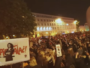 Protest song. Autor uderza w J. Kaczyńskiego kadrem z czasów PO-PSL. Skręt w lewo