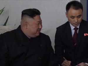 W Korei Płn. to mają klawe życie. Kim Dzong Un wysłał kartki noworoczne... do wszystkich obywateli