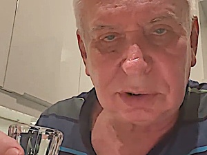 [video] Bawię się sam. Wszystko już zjadłem. Smutny Sylwester Krzysztofa Materny