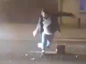 Przerażające nagranie z Wielkopolski! Odpalał fajerwerki na ulicy, wjechał w niego rozpędzony samochód [WIDEO]